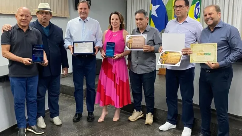 Foto 1 da matéria: Prefeito Aldo Júlio é homenageado durante entrega do Troféu Fenacom em Rolim de Moura