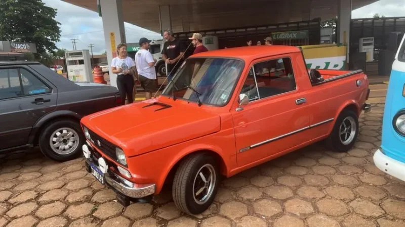 São Felipe do Oeste celebra nostalgia em encontro com cerca de 100 carros antigos