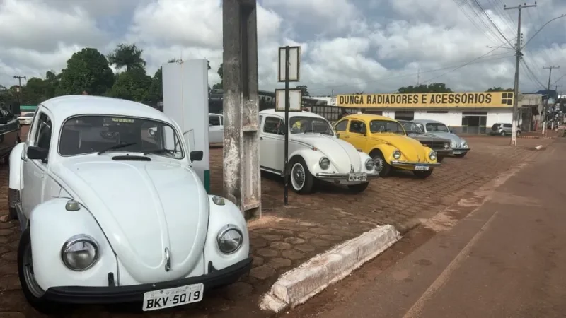 Foto 2 da matéria: São Felipe do Oeste celebra nostalgia em encontro com cerca de 100 carros antigos