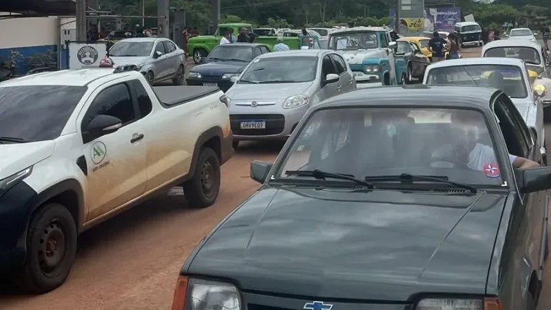 Foto 7 da matéria: São Felipe do Oeste celebra nostalgia em encontro com cerca de 100 carros antigos