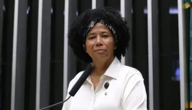 Sílvia Cristina relata projeto aprovado pela Câmara, que considera fator...