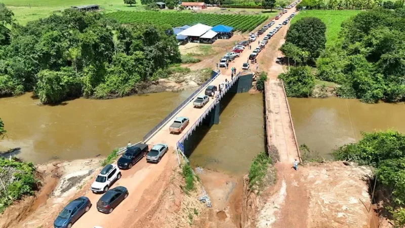Foto 3 da matéria: Vereador Cidinei da 200 relata em tribuna a inauguração de ponte na Linha 200 Norte onde reuniu autoridades e comunidade em Rolim de Moura