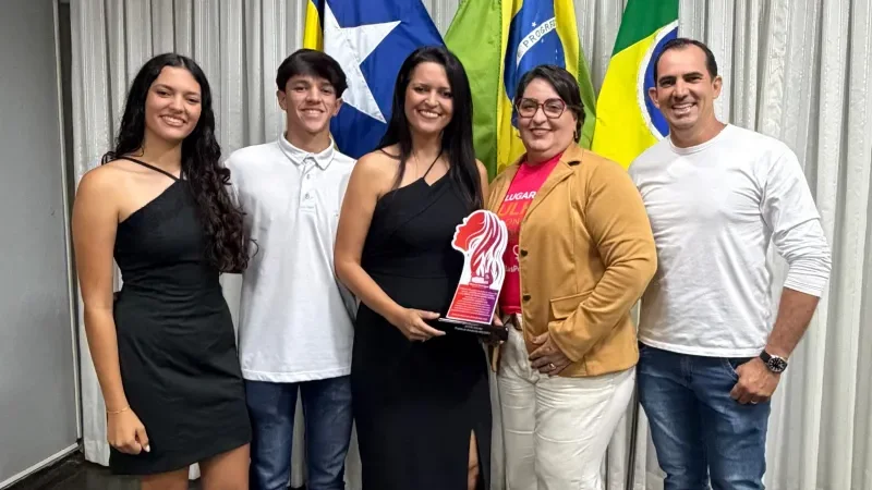 Foto 4 da matéria: Vereadora Janete Lins, homenageia Sargento Abgail Feitosa em reconhecimento sua trajetória de dedicação à segurança pública e à comunidade