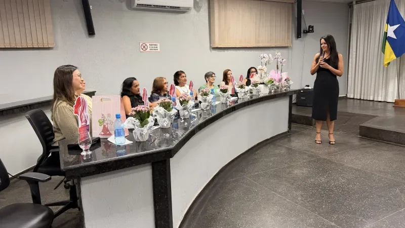 Foto 2 da matéria: Vereadora Janete Lins, homenageia Sargento Abgail Feitosa em reconhecimento sua trajetória de dedicação à segurança pública e à comunidade