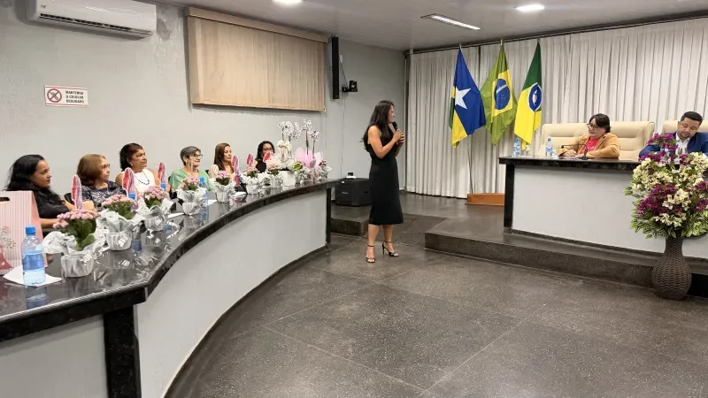 Foto 3 da matéria: Vereadora Janete Lins, homenageia Sargento Abgail Feitosa em reconhecimento sua trajetória de dedicação à segurança pública e à comunidade