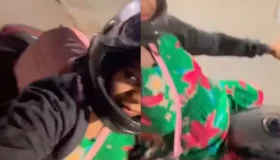 Mãe solo viraliza ao ir de moto sozinha até hospital para dar à luz em Ouro...
