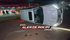 Colisão entre Citroen e Pajero termina com veículo tombado no centro de Rolim...