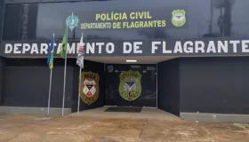 Colombiana é presa após denúncia de maus-tratos contra criança de 1 ano na...
