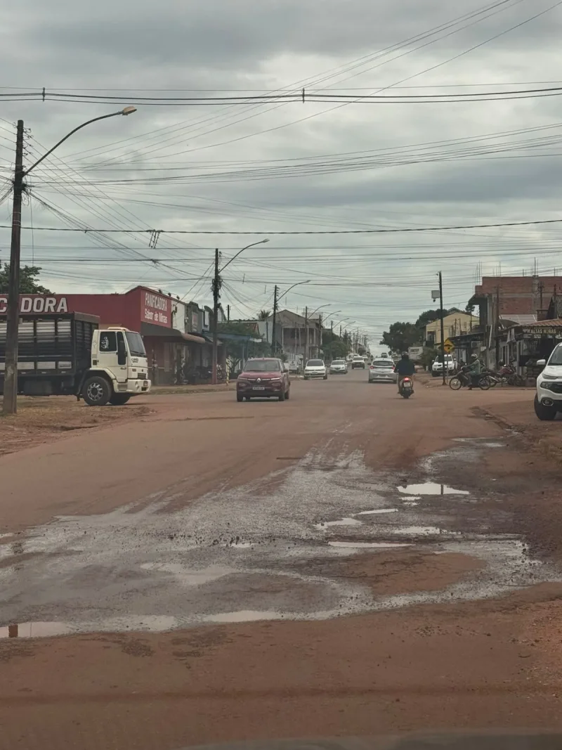 Despejo irregular de água nas ruas pode gerar multas e trazer prejuízos às vias públicas em Rolim de Moura