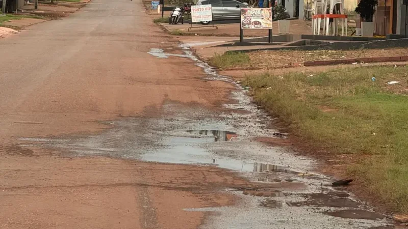 Foto 1 da matéria: Despejo irregular de água nas ruas pode gerar multas e trazer prejuízos às vias públicas em Rolim de Moura
