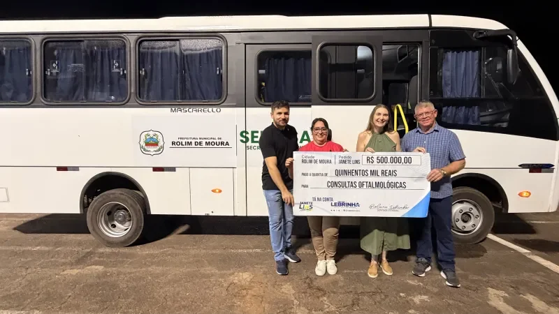 Foto 1 da matéria: Em parceria com a deputada Gislaine Lebrinha, vereadora Janete Lins entrega um micro-ônibus para a saúde e anuncia recurso para consultas oftalmológicas