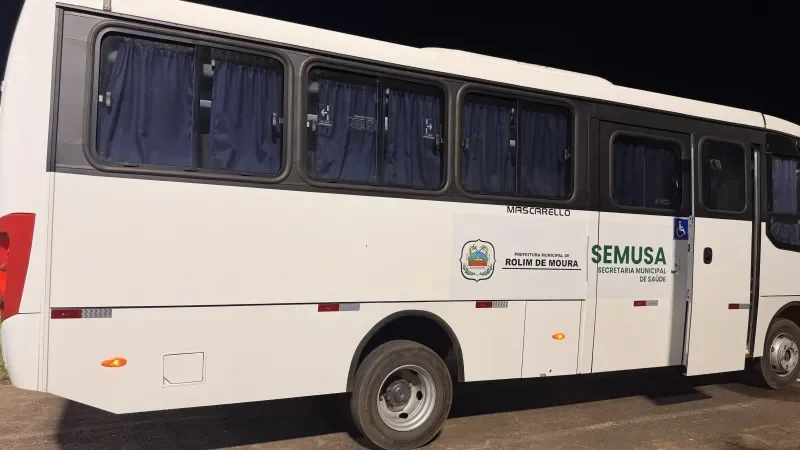 Foto 3 da matéria: Em parceria com a deputada Gislaine Lebrinha, vereadora Janete Lins entrega um micro-ônibus para a saúde e anuncia recurso para consultas oftalmológicas