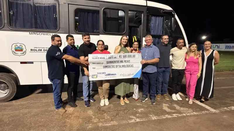 Foto 2 da matéria: Em parceria com a deputada Gislaine Lebrinha, vereadora Janete Lins entrega um micro-ônibus para a saúde e anuncia recurso para consultas oftalmológicas