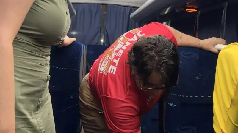 Foto 4 da matéria: Em parceria com a deputada Gislaine Lebrinha, vereadora Janete Lins entrega um micro-ônibus para a saúde e anuncia recurso para consultas oftalmológicas