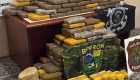 Forças de segurança interceptam embarcação com mais de 300 kg de drogas em...