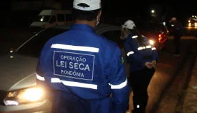 Homem é flagrado com espingardas artesanais durante fiscalização de...