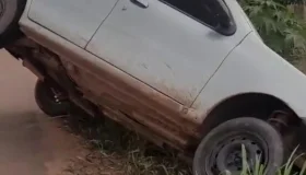 Minutos após comprar carro, motorista cai em vala em Santa Luzia do Oeste