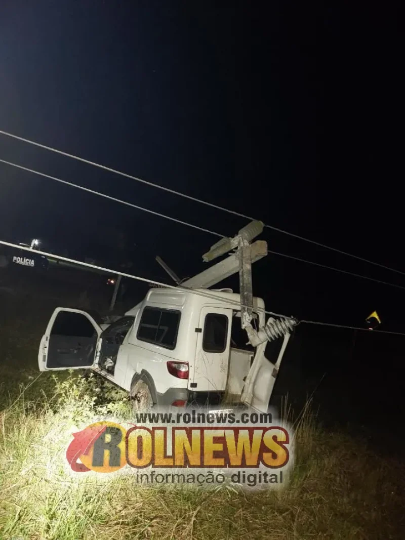 Motorista perde controle, derruba poste e veículo fica sob rede elétrica em Santa Luzia D’Oeste