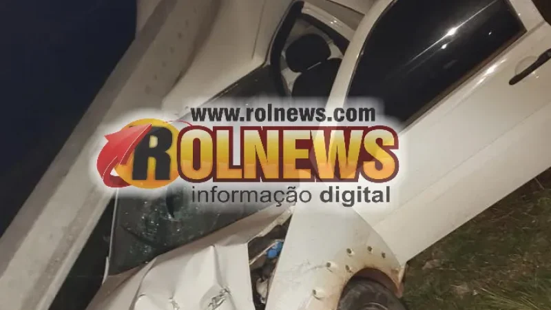 Foto 1 da matéria: Motorista perde controle, derruba poste e veículo fica sob rede elétrica em Santa Luzia D’Oeste
