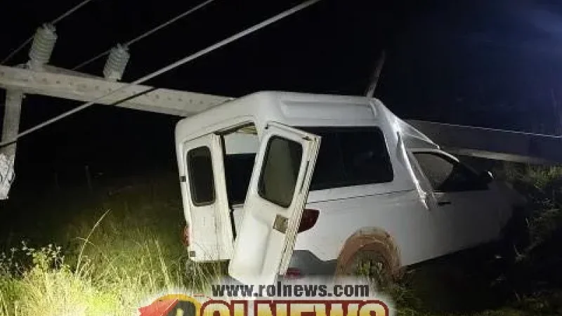 Foto 2 da matéria: Motorista perde controle, derruba poste e veículo fica sob rede elétrica em Santa Luzia D’Oeste