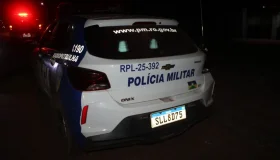 Mulher dá marcha ré em BMW e bate em viatura da PM em Rolim de Moura