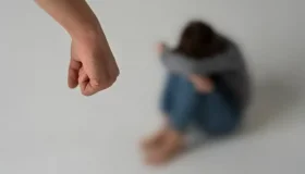 Mulher é presa suspeita de agredir filha que se recusou a faltar à escola...