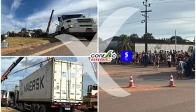 Multidão se aglomera na BR-364 após tombamento de carreta com carne em...