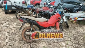 Populares detêm suspeito com motocicleta furtada em frente a estabelecimento...