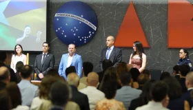 Representantes da área do direito, professores e outros profissionais são...