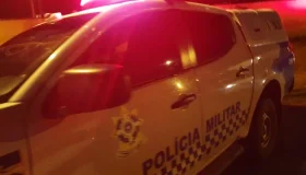 Tentativa de Latrocínio: Homem é baleado, agredido a pauladas e teve moto...