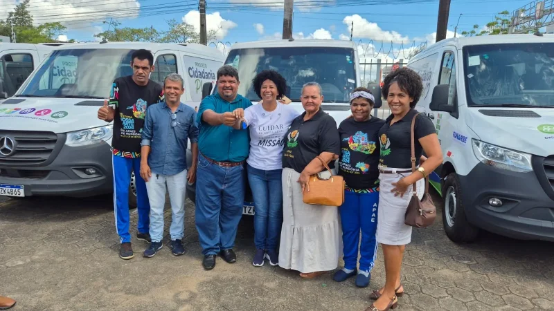 Deputada fez a entrega de dez vans para Apaes e instituições sociais e reforçou compromissos.