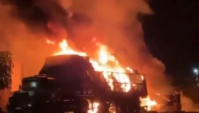 Incêndio de grandes proporções destrói caminhões no Porto de Guajará-Mirim