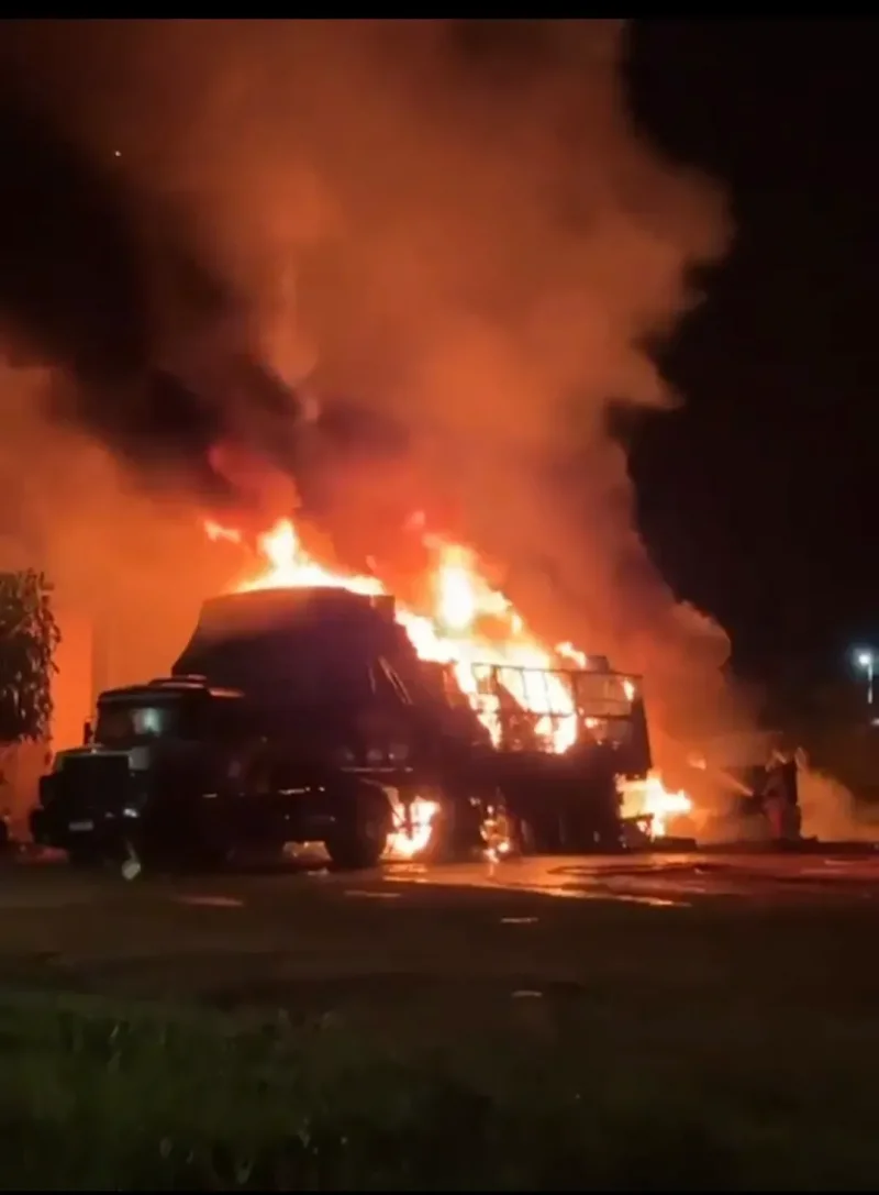 Incêndio de grandes proporções destrói caminhões no Porto de Guajará-Mirim