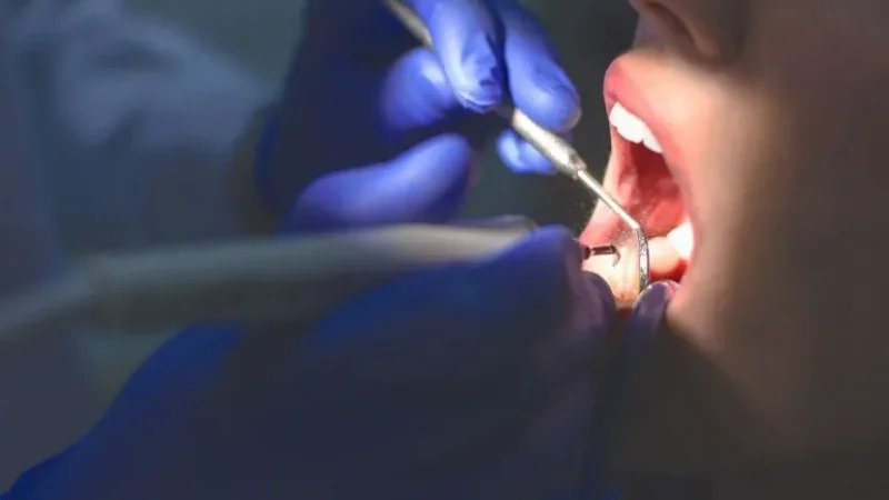 Justiça proíbe definitivamente dentista de realizar cirurgias exclusivas de...