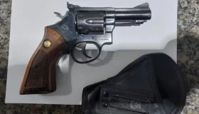 Arma é encontrada em mochila de passageiro durante fiscalização em aeroporto...