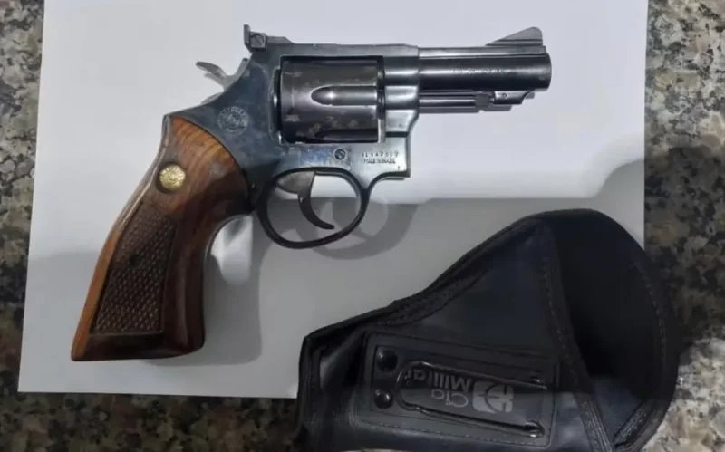 Arma é encontrada em mochila de passageiro durante fiscalização em aeroporto de Cacoal