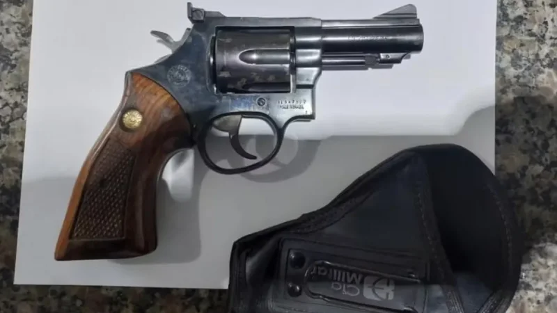 Arma é encontrada em mochila de passageiro durante fiscalização em aeroporto...