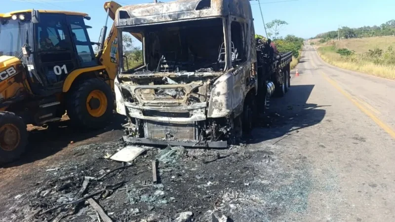 Caminhão pega fogo na RO-383 entre Rolim de Moura e Santa Luzia do Oeste