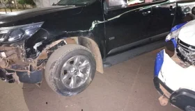 Caminhonete avança preferencial e colide em viatura da Polícia Militar, em...