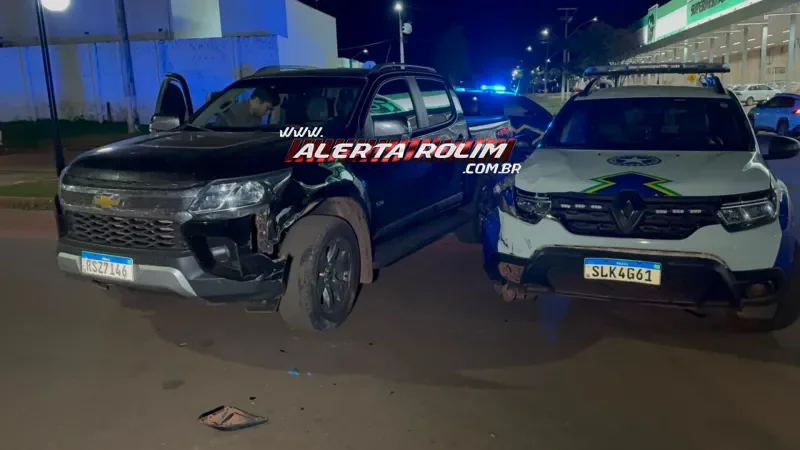 Foto 1 da matéria: Caminhonete avança preferencial e colide em viatura da Polícia Militar, em Rolim de Moura