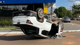Carro capota no centro de Rolim de Moura após colisão