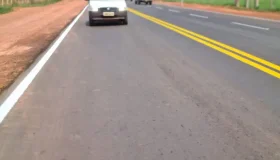 Motociclista fica gravemente ferido após derrapar em mancha de óleo e colidir...