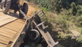 Na área rural de Costa Marques, trator perde força em ponte e carga de...