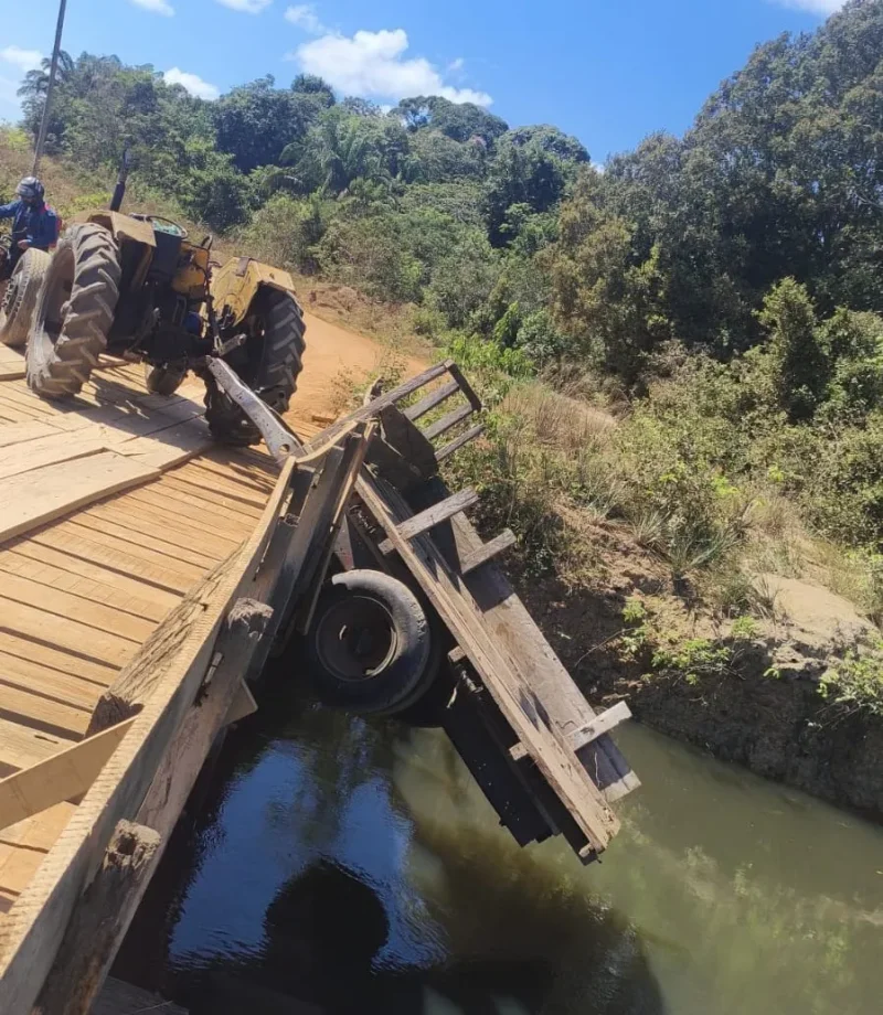 Na área rural de Costa Marques, trator perde força em ponte e carga de telhões cai dentro de rio