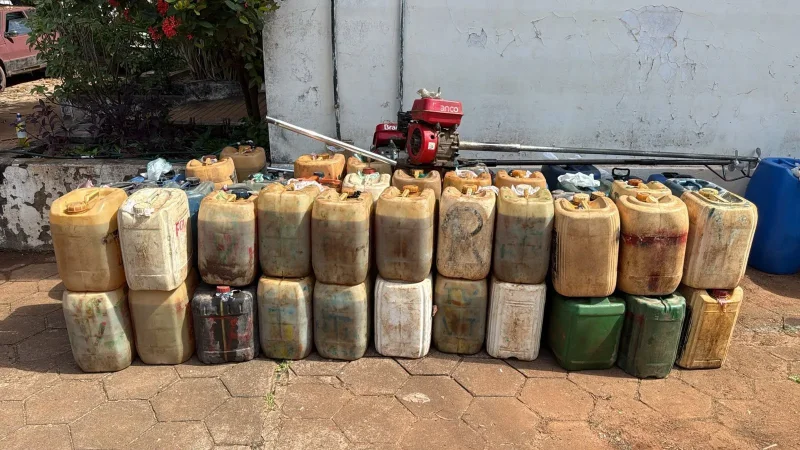PF prende cinco pessoas e apreende 1.900 litros de combustível contrabandeado em Guajará-Mirim/RO