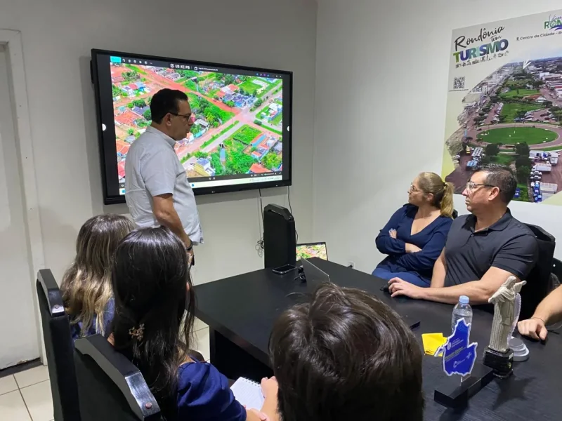Durante a reunião, a equipe técnica apresentou o andamento dos trabalhos e o cronograma de execução das 19 etapas que compõem o projeto.