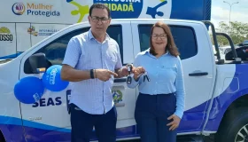 Prefeito Aldo Júlio e a primeira-dama Sandra Miranda recebem veículos e kits...