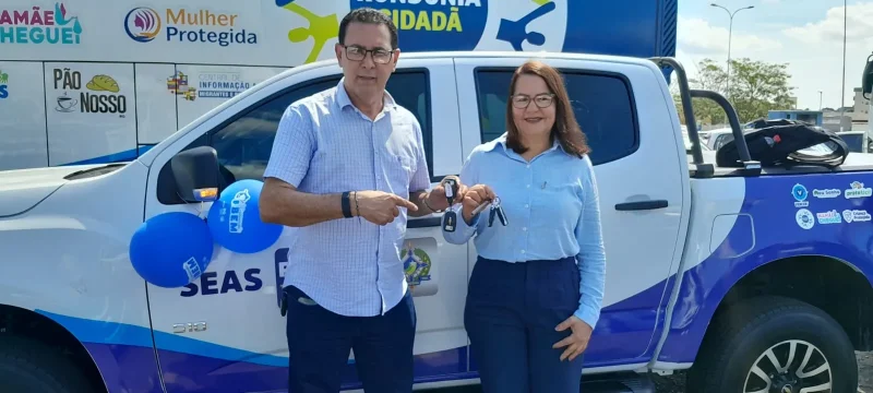 Nesta segunda-feira (30), em Porto Velho, o prefeito de Rolim de Moura, Aldo Júlio, acompanhado da primeira-dama e secretária municipal de Assistência Social, Sandra Miranda, participou da solenidade de entrega de veículos e kits tecnológicos promovida pe