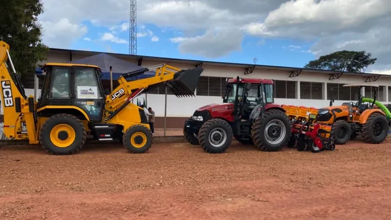 Foto 1 da matéria: Prefeito Aldo Júlio recebe deputado federal Lúcio Mosquini e entrega novos equipamentos para fortalecer a agricultura de Rolim de Moura