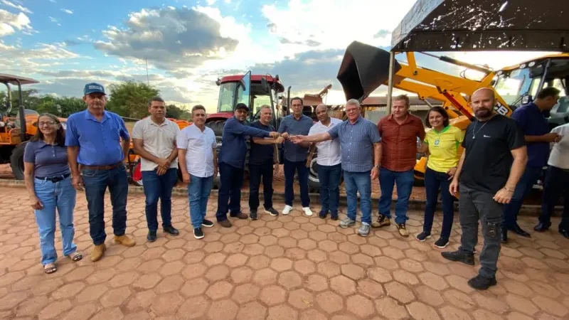 Foto 5 da matéria: Prefeito Aldo Júlio recebe deputado federal Lúcio Mosquini e entrega novos equipamentos para fortalecer a agricultura de Rolim de Moura